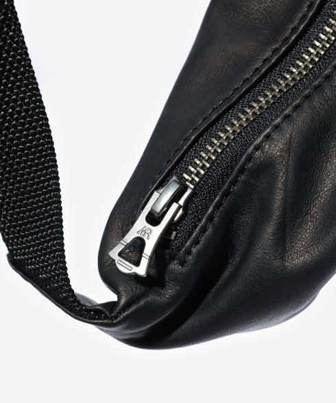 MR.OLIVE E.O.I / WATERPROOF LIGHT LEATHER TRIANGLE BODY BAG ミスターオリーブ イーオーアイ/ウォータープルーフ ライトレザー/トライアングル ボディバッグ